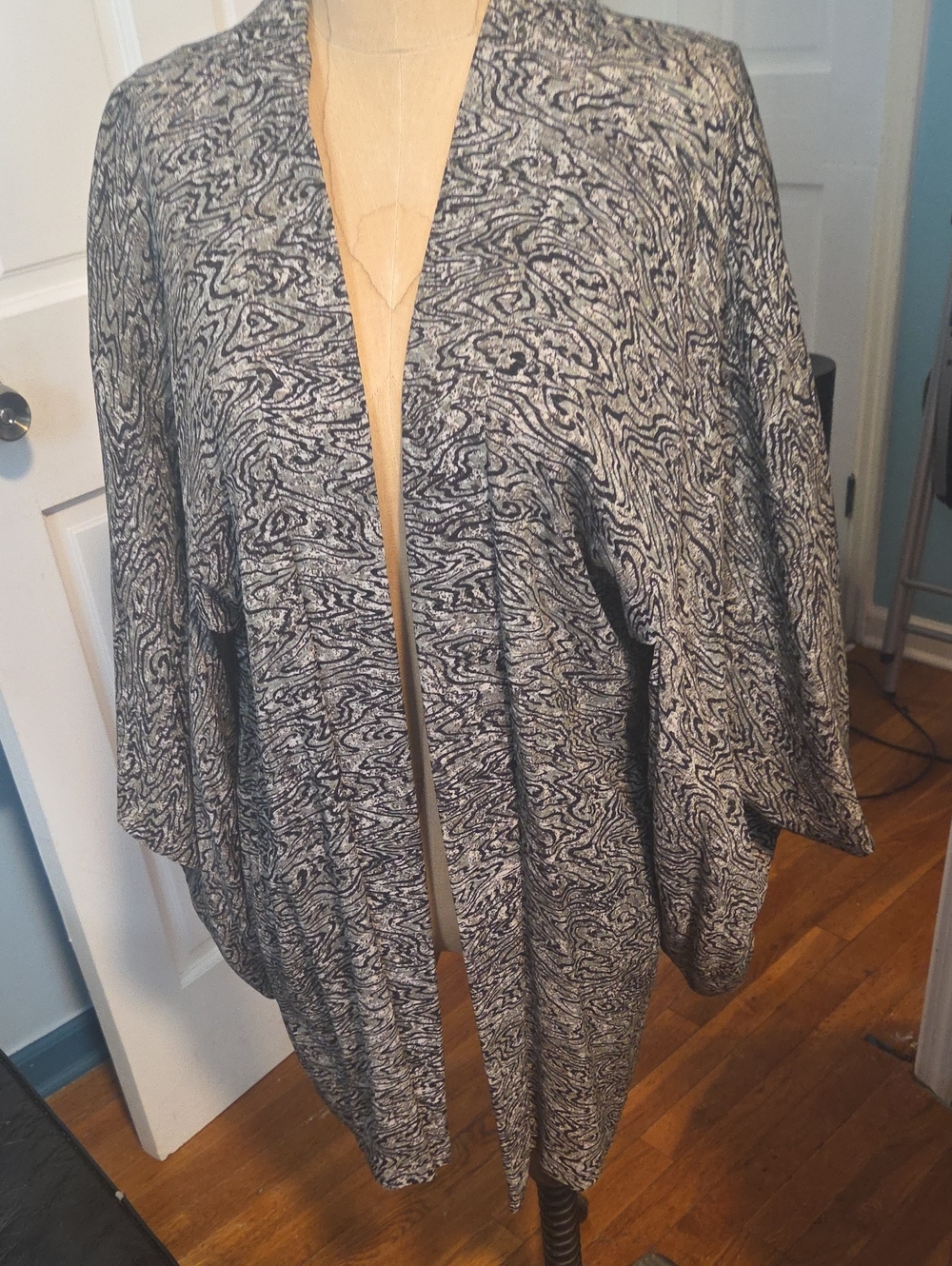 Kimono Jacket.Open-Front Black & White Knit Shrug